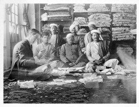 Jacques Cartier achetant des pierres à des marchands indiens (archives Cartier).
