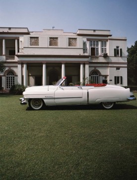 La Cadillac Séries 62 1951 du maharadja Tehri Garwah devant sa résidence de New Delhi. Si certains maharadjas ont conservé leurs titres, ils n’ont aujourd’hui plus de pouvoir (photo Aline Coquelle, Cartier 2008).