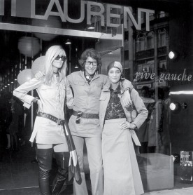 Yves Saint Laurent en 1969 entouré de Betty Catroux et Loulou de la Falaise.
