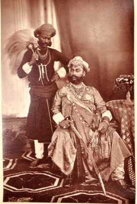 Le Maharadja d’Indore en 1877, et le Maharadja de Patiala dans les années 1920.