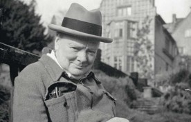 Ci-dessus : Winston Churchill devant sa résidence de Chartwell House, dans le Kent. Il l’acheta en 1924 et y trouva l’inspiration jusqu’à la fin de ses jours, et nombre de pièces ont été conservées dans l’état où elles étaient de son vivant.