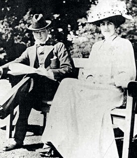 Avec sa femme en 1908