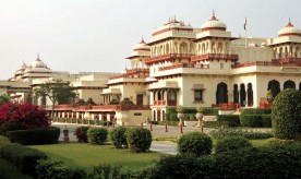 Le palais du Rambagh, construit pour la servante préférée de la reine en 1835. Il fut agrandi au début du XXème siècle et devint la résidence des maharadjas de Jaipur. Il a été converti en hôtel de luxe en 1972.