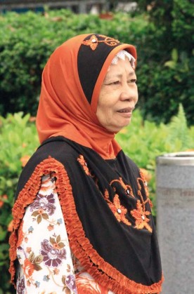 Une Singapourienne en habit traditionnel.
