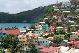 Le village de Canaries et ses maisons accrochées à la colline qui domine la mer.